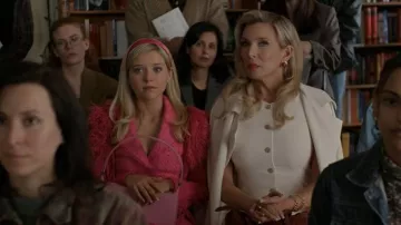 Alice + Olivia Meri americana americana corta con halter, que lleva Elle Woods (Lexi Minetree) como se ve en Elle (S01E02)