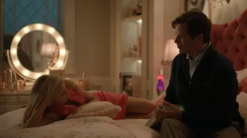Alice + Olivia Riley falda alínea de cintura limpia llevada por Elle Woods (Lexi Minetree) tal como se ve en Elle (S01E02)