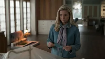 Bufanda de seda Paisley Dutsy de Urban Outfitters llevada por Elle Woods (Lexi Minetree) vista en Elle (S01E02)