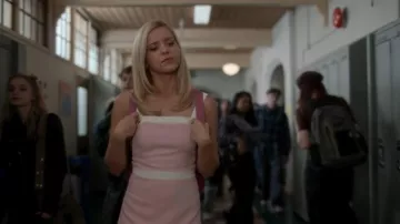 Vestido mini de cuello cuadrado de Alice y Olivia Clarine llevado por Elle Woods (Lexi Minetree) tal como se ve en Elle (S01E03)
