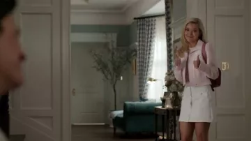 Chaqueta corta de vinilo texturizado Courreges usada por Elle Woods (Lexi Minetree) como se ve en Elle (S01E03)