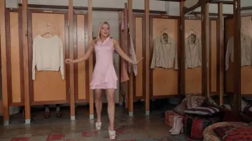 Vestido de golf Tanst Sky que lleva Elle Woods (Lexi Minetree) tal como se ve en Elle (S01E03)