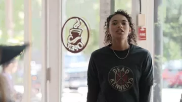 Camiseta vintage de los Dead Kennedys del año 2000 que lleva Kimberly (Chandler Kinney) tal como se ve en Elle (S01E03)