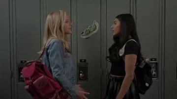 Bolso mochila Gucci Pink Suede Bamboo Handle llevado por Elle Woods (Lexi Minetree) tal como se ve en Elle (S01E03)