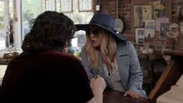 Dolce&Gabbana DG2242 llevada por Elle Woods (Lexi Minetree) como se ve en Elle (S01E03)
