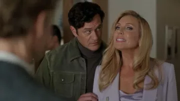 Chaqueta de gamuza Banana Republic usada por Wyatt Woods (Tom Everett Scott) como se ve en Elle (S01E03)