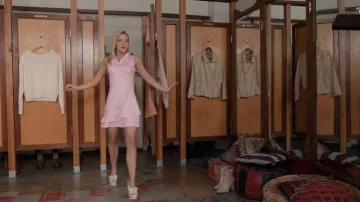 Sparkl Mackenzie Butterfly WEdges que lleva Elle Woods (Lexi Minetree) como se ve en Elle (S01E03)