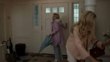 Chaqueta de Parka de Levi's Midweight de goma con cola de pescado llevada por Elle Woods (Lexi Minetree), tal como se ve en Elle (S01E04)