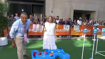 Blusa de encaje Zara con volantes usada por Stephanie Oppenheim vista en Today el 2 de julio de 2026