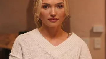 Dutton Ranch 2026 Natalie Alyn Lind Pull blanc porté par Oreana (Natalie Alyn Lind) tel que vu dans Dutton Ranch (S01)