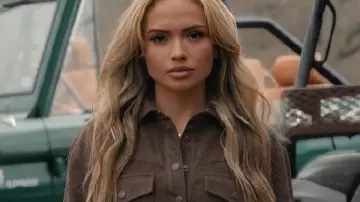 Veste à franges Dutton Ranch S01 Natalie Alyn Lind portée par Oreana (Natalie Alyn Lind) telle que vue dans Dutton Ranch (S01)