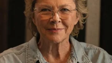 Camisa vaquera Beulah Jackson 2026 de Dutton Ranch usada por Beulah Jackson (Annette Bening) vista en Dutton Ranch (S01)
