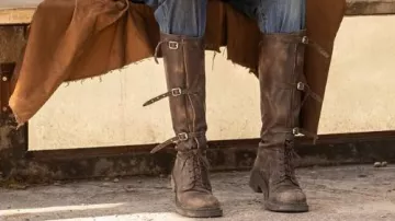 Botas Miu Miu de cuero de Supergirl / Kara Zor-El (Milly Alcock) en Supergirl