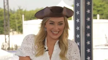 Robe mini à manche ballon à œillets Club Monaco portée par Kelly O’grady, vue dans CBS Mornings le 3 juillet 2026