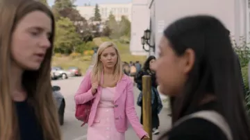Falda Amanda Uprichard Harley llevada por Elle Woods (Lexi Minetree) como se ve en Elle (S01E05)