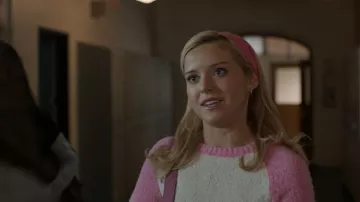 Cher pull court Varsity rose de Darlin Boutique Baseball porté par Elle Woods (Lexi Minetree) tel que vu dans Elle (S01E06)