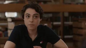 Polo Tommy Hilfiger porté par Liz (Gabrielle Policano) tel qu’on le voit dans Elle (S01E06)