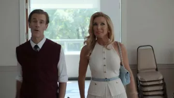 Sac à main en cuir Chanel Caviar porté par Eva Woods (June Diane Raphael) tel que vu dans Elle (S01E06)