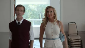 Ceinture en cuir Valentino portée par Eva Woods (June Diane Raphael) telle que vue dans Elle (S01E06)