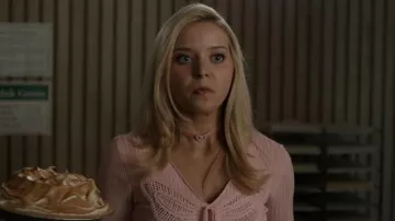 Jersey blumarino con escote profundo usado por Elle Woods (Lexi Minetree) como se ve en Elle (S01E06)
