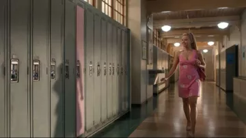 Mules à talons ornés par Lpa portées par Elle Woods (Lexi Minetree) comme on le voit dans Elle (S01E07)