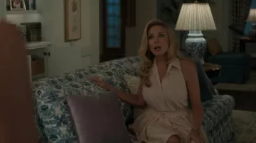 Mini robe évasée Norma Kamali Hiter portée par Eva Woods (June Diane Raphael) telle que vue dans Elle (S01E08)
