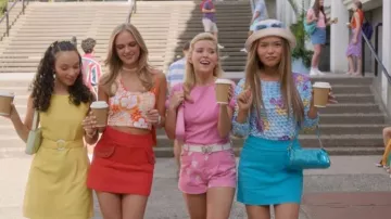 Pantalones cortos con estampado de corazón Moschino usados por Elle Woods (Lexi Minetree) como se ve en Elle (S01E08)