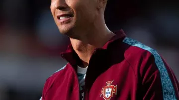 Chaqueta deportiva granate de la Copa Mundial FIFA 2026 de Cristiano Ronaldo