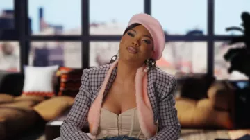 Pendientes de declaración de I.N.C. International Concepts en tonos dorados con piedras mixtas que lleva Riley Burruss y tal como se ve en Next Gen NYC (S02E02)