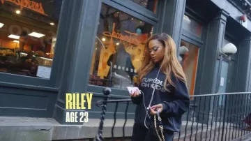 Logo Swarovski con el logo de Rily Rich Kids Estúpidamente Rico, sudadera con capucha llevada por Riley Burruss vista en Next Gen NYC (S02E02)