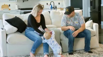 T-shirt à manches longues en maille Power Mesh Plunge Florence by Mills porté par Kacie Adkison tel que vu dans The McBee Dynasty : Real American Cowboys (S03E01)
