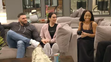 Robe féminine Seersucker Kotn en fer portée par (Nikki Hall) telle que vue dans Jersey Shore : Vacances en famille (S09E09)