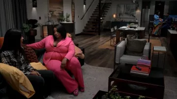 Sandales Superyaz 150 mm d’occasion de Christian Louboutin portées par Angela (Nzinga Imani) comme on le voit dans Zatima de Tyler Perry (S04E11)