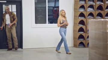 Jeans Ariat Women’s Claire Medium Wash High Rise High Short Short Stretch Denim en jean portés par Allie Eklund tels que vus dans The McBee Dynasty : Real American Cowboys (S03E02)