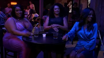 Vestido de camisa sintética azul de mujer Bcbgmaxazria que lleva Belinda (Danielle LaRoach) tal como se ve en Zatima de Tyler Perry (S04E17)