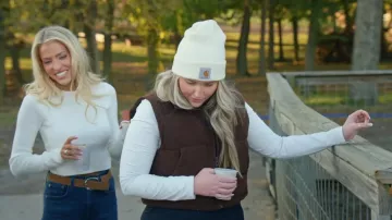 Gorro de punto Carhartt con puños llevado por Kacie Adkison, tal como se ve en The McBee Dynasty: Real American Cowboys (S03E03)