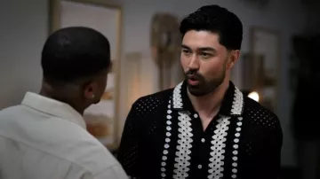 No Boundaries Polo Crochet Falsifié boutonné S porté par Bryce (Remington Hoffman) tel que vu dans Zatima de Tyler Perry (S04E18)
