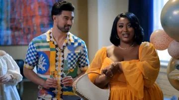 Vestido acolchado hasta la rodilla Eloquii, rosa cristal, que lleva Angela (Nzinga Imani) como se ve en Zatima (S04E20) de Tyler Perry