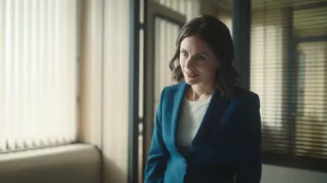 Teoría Blazer Carissa en azul llevado por Bea Metcalf (Laura Fraser) visto en Patience (S01E01)