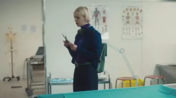 Mochila mini Rains MSN llevada por Patience Evans (Ella Maisy Purvis) como se ve en Patience (S01E01)