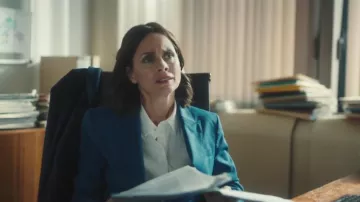 Camisa ajustada en Theory en buen algodón usada por Bea Metcalf (Laura Fraser) como se ve en Patience (S01E01)