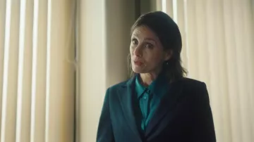 Blusa de satén Uniqlo usada por Bea Metcalf (Laura Fraser) como se ve en Patience (S01E02)