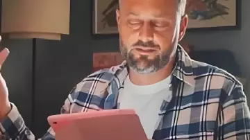 Nate Bargatze Le Soutien de famille portait une chemise à carreaux