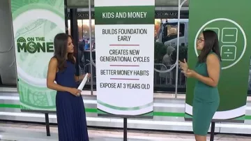 Robe bodycon sans manches à col attaché Calvin Klein portée par Yanely Espinal telle que vue dans Today le 6 juillet 2026