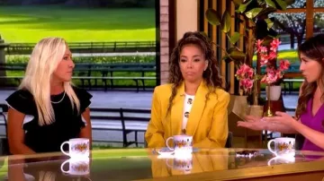 Lauren Ralph Lauren Robe fourreau à manches noires pétales jusqu’aux genoux portée par Marjorie Taylor Greene telle que vue dans The View le 7 juillet 2026