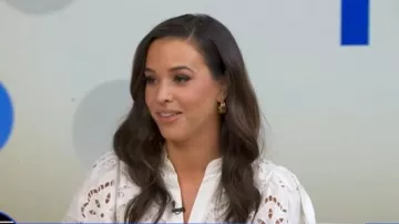 Robe à manches longues brodée Alice + Olivia Lucy portée par Hanna Battah Fox, vue dans Good Morning America le 6 juillet 2026