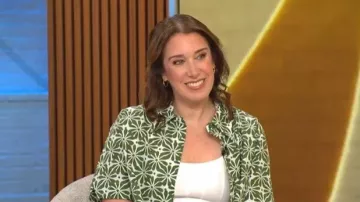 Wildfang La camisa esencial de botones corta llevada por Sarah Gelman, vista en CBS Mornings el 6 de julio de 2026