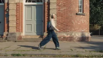 Bottines irisées Pascal Dr. Martens 1460 portées par Patience Evans (Ella Maisy Purvis) telles que vues dans Patience (S02E01)