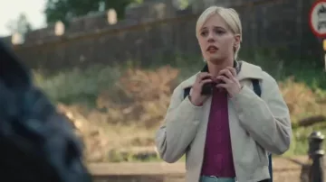 Veste utilitaire Abercrombie & Fitch Clean portée par Patience Evans (Ella Maisy Purvis) telle que vue dans Patience (S02E01)