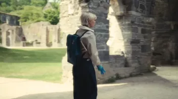 Sac à dos Rains unisex porté par Patience Evans (Ella Maisy Purvis) tel que vu dans Patience (S02E01)
